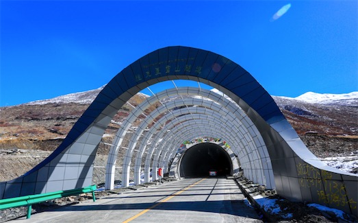 世界最高海拔隧道 雪山