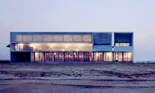 最孤独的图书馆 三联书店海边公益图书馆独自伫立在空旷的沙滩