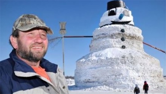 世界上最大最高的雪人 明尼苏达州老汉堆出16米高雪人