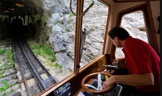 世界上最陡铁路 瑞士皮拉图斯山铁路坡度为48%