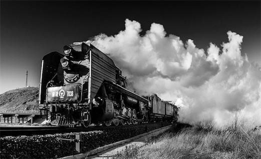 世界最早的火车 蒸汽机用煤炭和木材作燃料