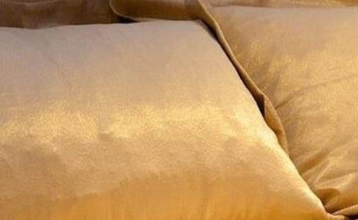 世界上最贵的床品 意大利一酒店推出24K黄金编制而成的床品