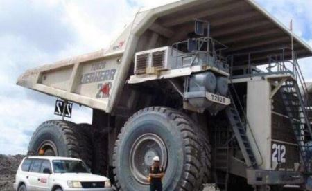 世界上最大的汽车 利勃海尔t282b(全长16米/最大重量592吨)