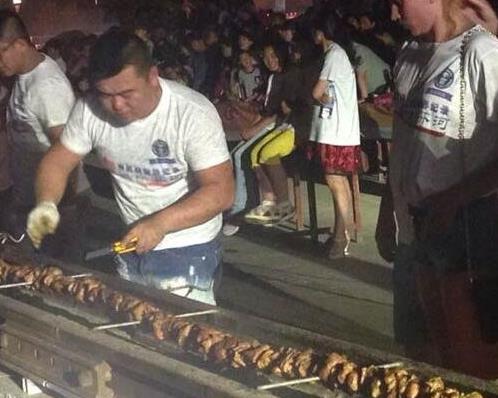 世界上最长的肉串，长达112米的超长肉串你见过吗？