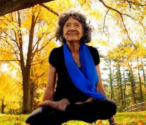 世界最老的瑜伽教练，99岁的她看起来特别美