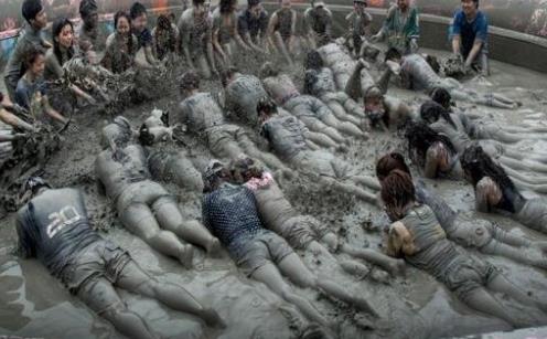 世界上最奇葩的节日，日本泥浆节要在身上涂满泥巴！