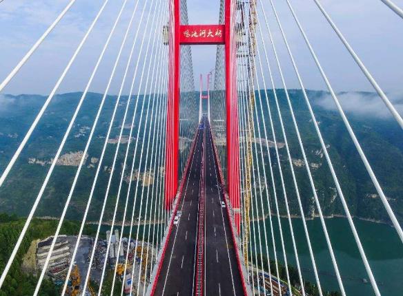 世界最高的跨江大桥都格北盘江大桥 高度565米相当于200层楼高