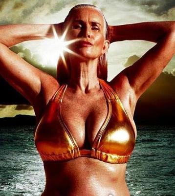 史上最老泳装模特 尼古拉格里芬56岁拍性感泳装写真