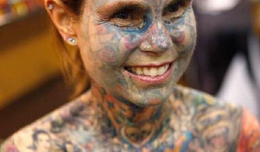 世界上纹身最多的女人 朱莉亚·吉娜斯连私处也未能幸免