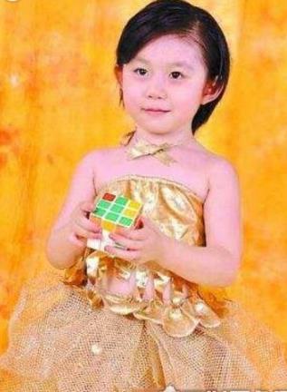 世界上最年轻的魔方复原者 中国谢恩希3岁零4个月