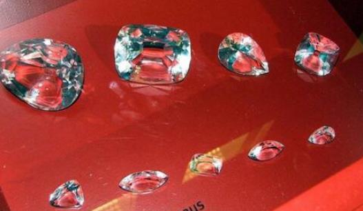 世界第一大钻石原石 非洲之星镶在英国国王权杖上