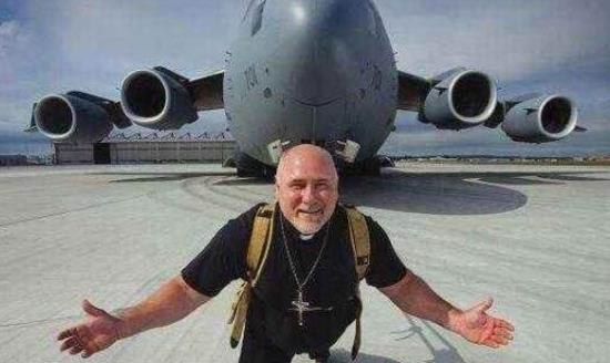 世界上最强壮的牧师，凯文·法斯特可以拉动189吨的飞机行走！