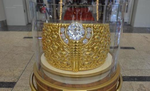 世界上最大的镶钻金戒指 泰巴之星重达64公斤 价值约为300万美元