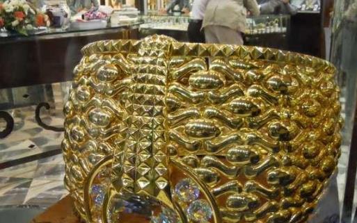 世界上最大的镶钻金戒指 泰巴之星重达64公斤 价值约为300万美元