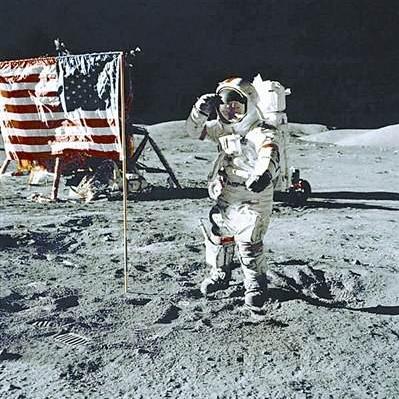 世界上第一个登上月球的人是哪位？在什么时间登上月球的