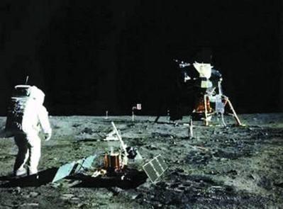 世界上第一个登上月球的人是哪位？在什么时间登上月球的