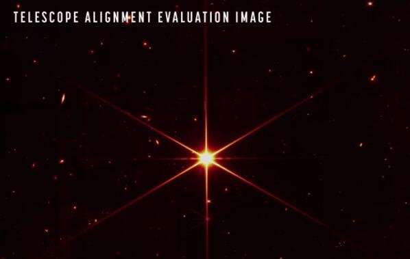詹姆斯韦伯宇宙望远镜在校准过程中拍摄的图像显示了背景中的宇宙岛和太阳.jpg