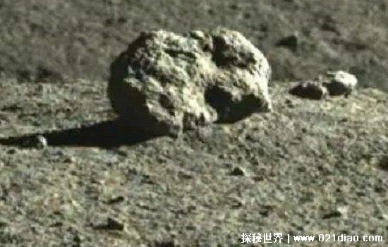 月球上的奇怪小屋到底是什么，就是一个普通石头(并非真的房子)