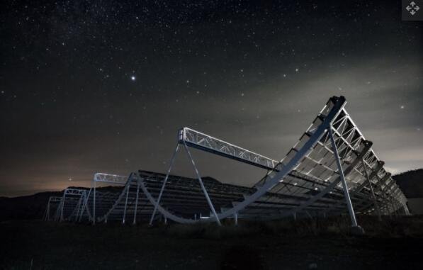 晚上的 CHIME 射电望远镜.jpg