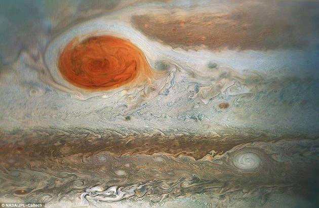 这张照片其实是朱诺号4月1日第12次近距离飞越木星时拍摄的三张照片的合成图，摄于美国东部时间上午6时09分至6时24分之间。</p><p>