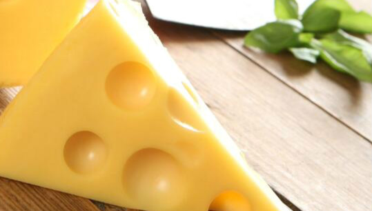 奶酪热量高吗，363大卡/100g（适量食用有助于减肥）