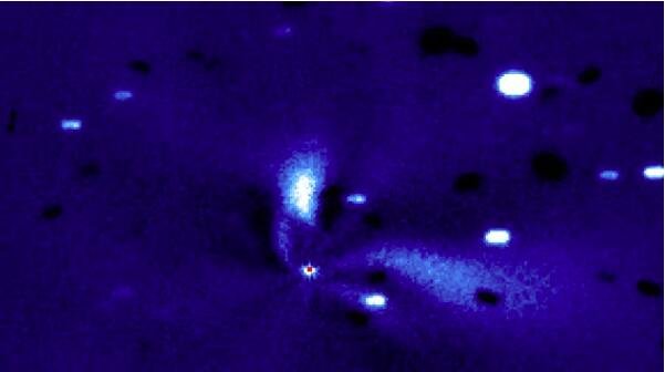这颗神秘彗星的超亮爆发让天文学家感到困惑.jpg