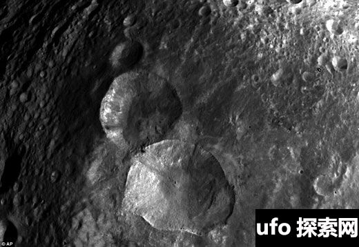 发回的首批灶神星特写图片显示，其北半球布满陨石坑——包括三个名为“雪人”的陨石坑，但其南半球则较为平坦