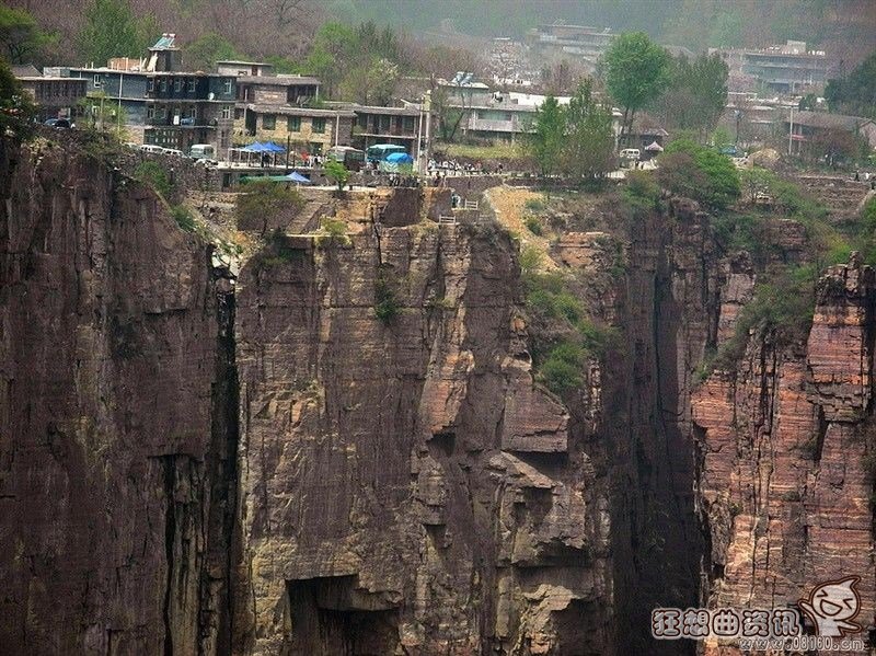地球上最恐怖的陡崖峭壁图片，落户陡崖峭壁上的村庄
