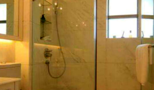 淋浴间门玻璃怎么清洁，食醋+食盐混合清洗（牙膏也行）
