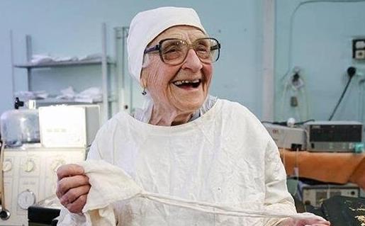 世界最老外科医生，90岁的老医生仍坚持持每周四次手术