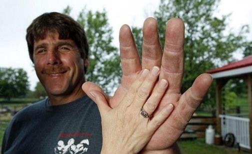 世界上最大的手掌，杰夫·达比手掌长25厘米，堪称大力水手