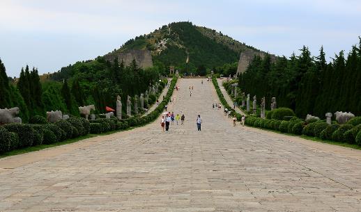 中国最大的合葬帝墓 乾陵我国历史上唯一的两皇合葬墓