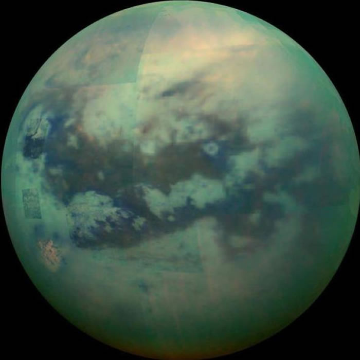 卡西尼号（Cassini）太空船所拍摄的合成影像，揭露了深埋在雾霾下方的土卫六地表样貌。</p><p> PHOTOGRAPH BY NASA
