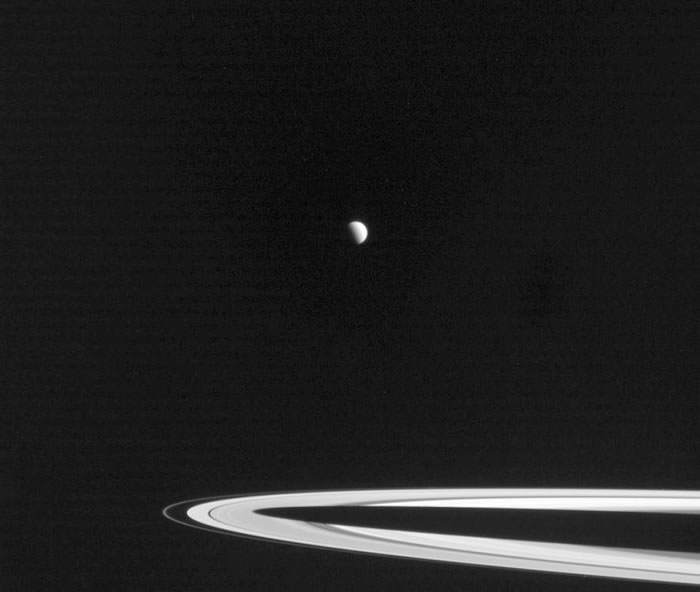 从卡西尼号太空船的角度看过去，土卫六就像是挂在土星环上闪闪发亮的珍珠。</p><p> PHOTOGRAPH BY NASA, JPL-CALTECH, SPACE SCIEN