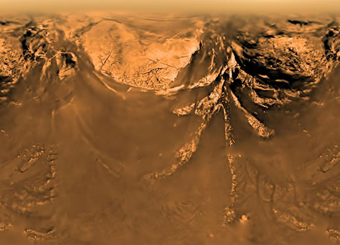 从土卫六上方9.7公里处所拍摄到的地表样貌。</p><p>这张影像是由惠更斯号探测器所拍摄到的多张照片所组合而成。</p><p> PHOTOGRAPH BY ESA, NASA, JPL,