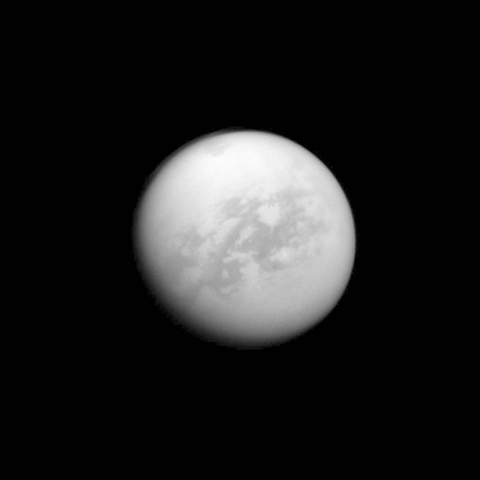 卡西尼号能看透土卫六上方的迷雾，测绘表面的碳氢化合物湖泊及冰丘。</p><p> PHOTOGRAPH BY NASA, JPL-CALTECH, SPACE SCIENCE
