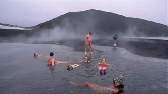 世界上最神奇温泉 欺骗岛周围气温可达零下89度 游客却排队来泡澡