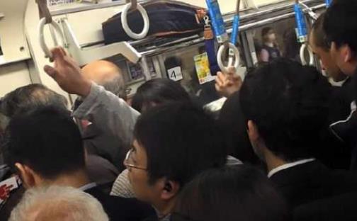 世界上最挤的地铁 东京地铁曾经靠人推才能上车