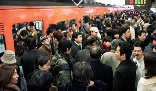 世界上最挤的地铁 东京地铁曾经靠人推才能上车
