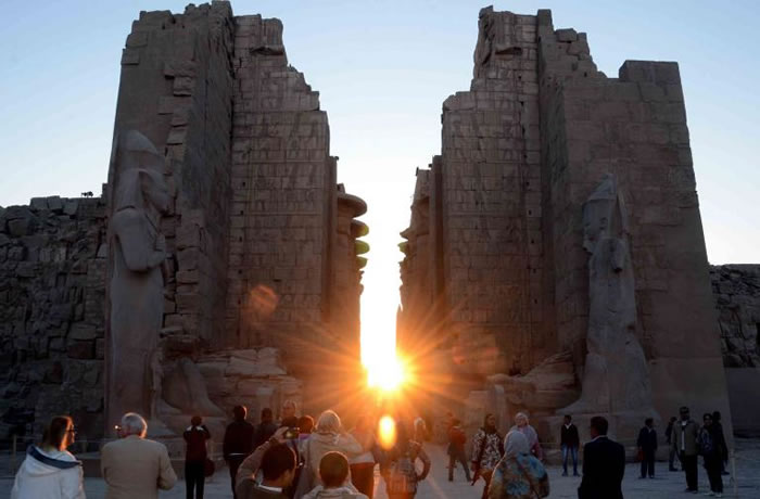 埃及路克索神庙冬至那天的日出，晨曦正好从中央映现。</p><p> PHOTOGRAPH BY AFP, GETTY IMAGES
