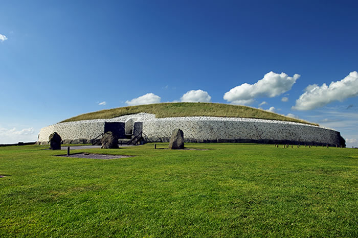 爱尔兰的纽格莱奇墓（Newgrange），约建于公元前三千两百年的新石器时代，比巨石阵还早上千年。</p><p>