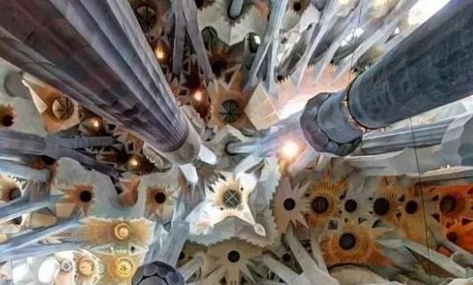 世界上最美的烂尾楼 神圣家族大教堂修建135年仍未完工