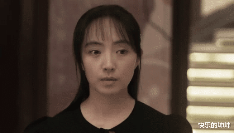 这是电视剧《罪罚》中的一个场景，男人赵鹏翔听大哥说女儿丫丫有可能不是自己的亲骨肉