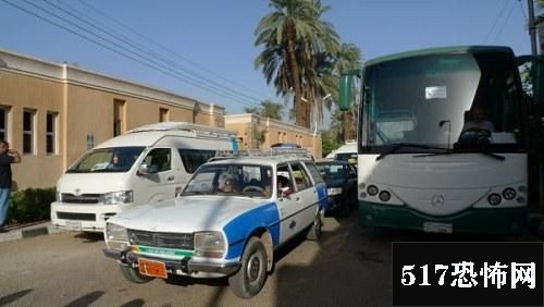 在埃及旅游有警车开道警察护送