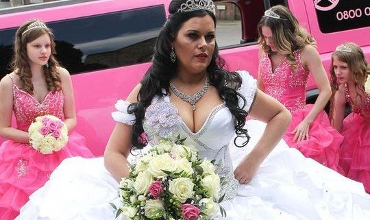 世界上最重的婚纱 重127斤比新娘本人还重