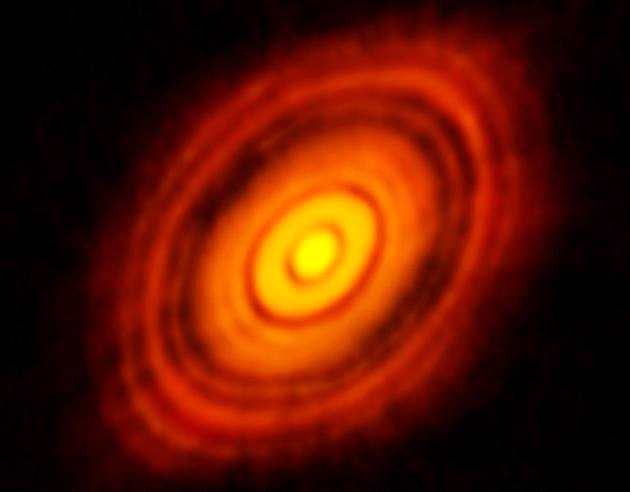 智利的阿塔卡马大型毫米波/亚毫米波阵列（ALMA）捕捉到了这张圆盘的图片，它围绕着一颗距地球约450光年的年轻恒星形成。</p><p>有科学家提出，在太阳系早期，类似的圆盘可能已经在太阳周围形成，为不同类型行星的形成奠定了基