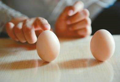 鸡蛋立起来见鬼的说法可信吗？鸡蛋立起来是怎么做到的？
