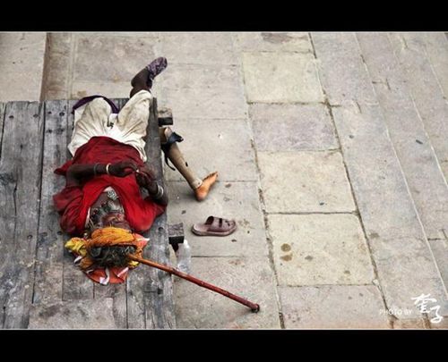 印度苦行僧残忍修行图片，印度苦行僧吃浮尸是真的吗？