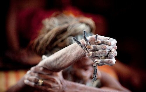 印度苦行僧残忍修行图片，印度苦行僧吃浮尸是真的吗？