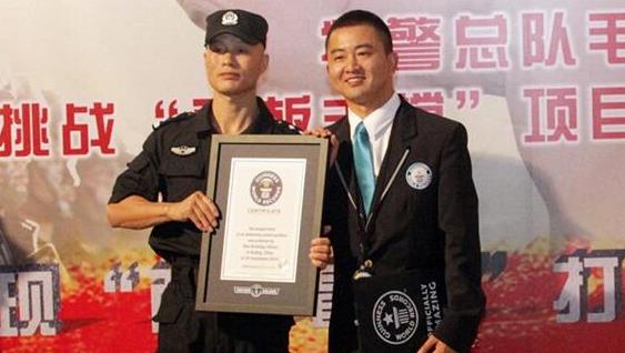 中国特警平板支撑记录保持者，毛卫东8小时01分获吉尼斯认证